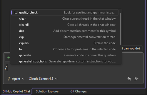 輸入斜線後，IntelliSense 清單截圖顯示頂部帶有書籤圖示的自訂提示。