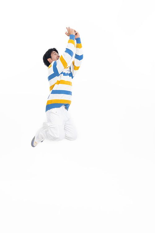 手拿手机奔跑的年轻男子图片下载