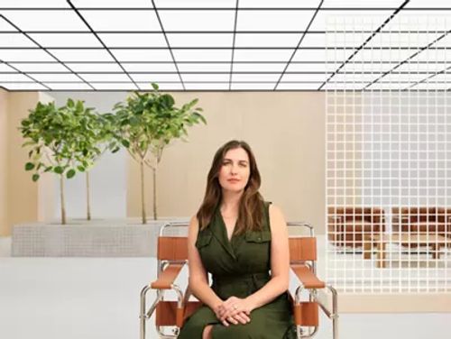 坐在椅子上的女子