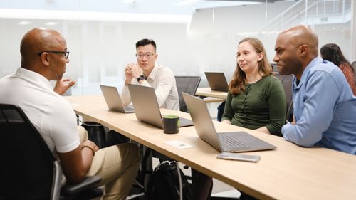 将获取和培训范围扩展到传统人才和服务不足的社区