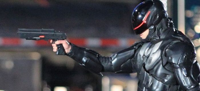 RoboCop 2014 - Cena de ação nas ruas de Detroit com o policial ciborgue enfrentando criminosos