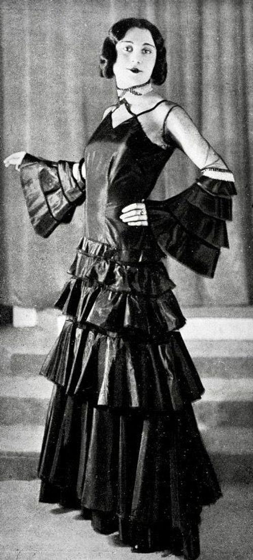 1930 1930s Vampire, Monster In Paris, Formal Evening Wear, Music Inspiration, Vintage Wardrobe, Jazz Age, Roaring 20s, Photos Vintage, Black Scarf