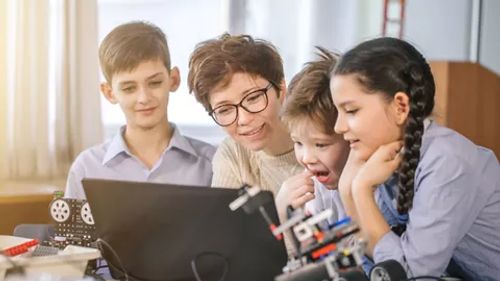 老师和学生在课堂上学习人工智能