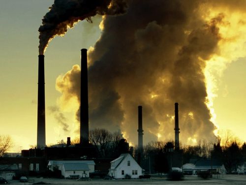 Chimeneas contaminantes de fábricas.