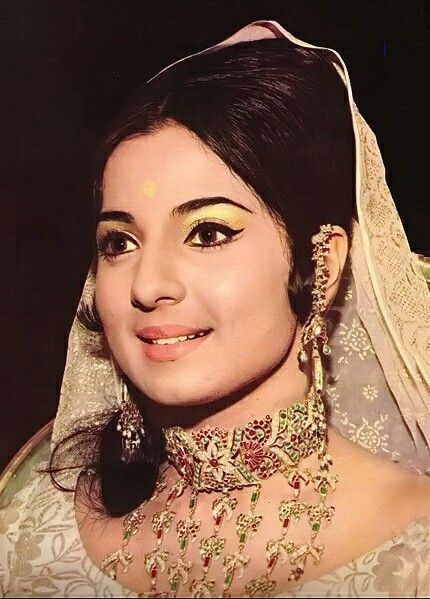 Tanuja Beautiful Bollywood Actress, Beautiful Indian Actress, Beautiful Actresses, Indian Bollywood, Indian Celebrities, Indian Goddess, Style