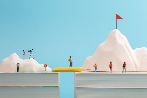 微缩创意站在书本上看山峰的目标的学生照片下载