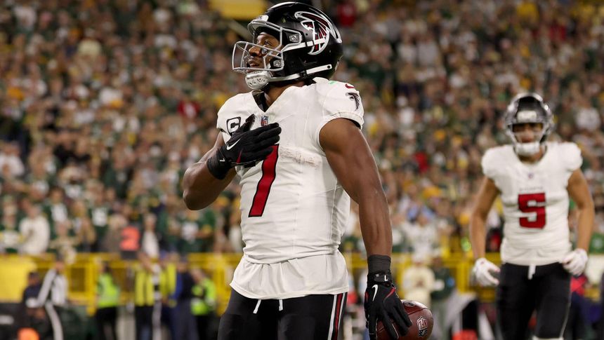 Bijan Robinson and Atlanta Falcons celebrate against Green Bay Packers