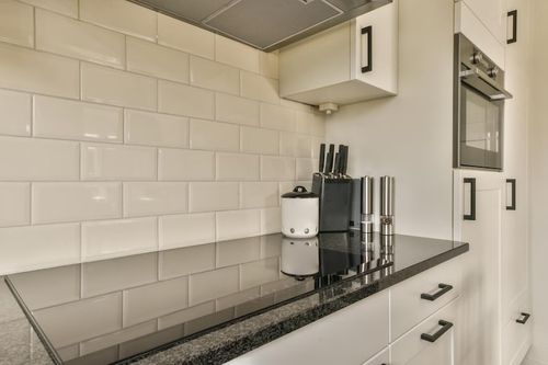Photo a kitchen with black and white tiles on the backspling which is also used as a wallpaper