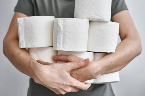 Pessoas estocam papel higiênico para a quarentena domiciliar contra o coronavírus. Pessoas estocam papel higiênico para a quarentena domiciliar contra o coronavírus. Mulher segura vários rolos de papel higiênico. Fotos de estoque de papel higiênico, fotos e imagens livres de direitos autorais.