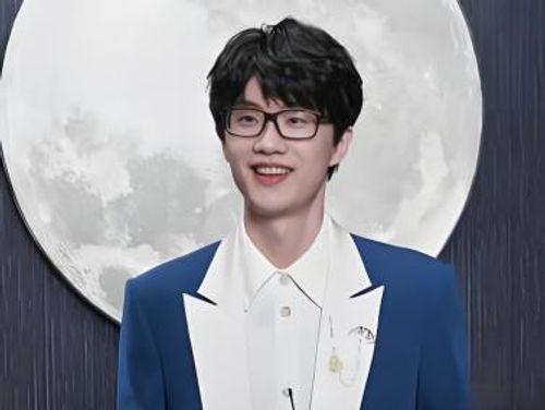 许嵩参加《2022湖南卫视中秋之夜》演唱歌曲《三生三世》