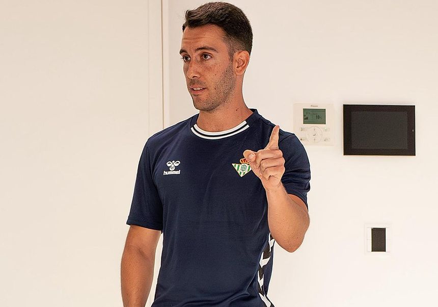 Javi Medina, entrenador del Betis Deportivo, durante el primer día de pretemporada