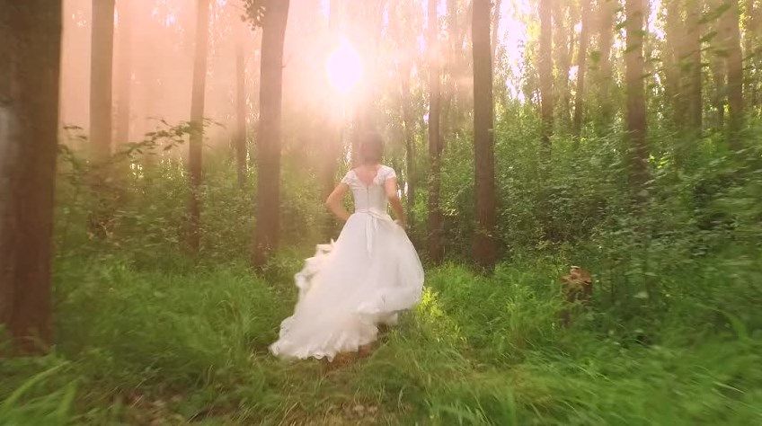 شادی شدہ عورت کے لیے سفید لباس کا خواب دیکھنا