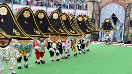 Foto de los enanos saliendo a bailar