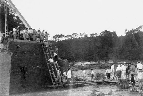 1958年の狩野川台風の水害。死者・行方不明者1189人。決壊した堤防。