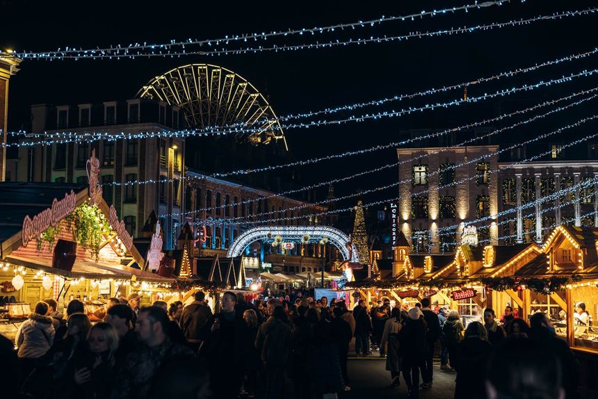 Marché de Noël Lille village grande roue chalets