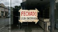 Rede com 256 lojas encerra atividades após 120 anos, deixando 23 mil trabalhadores sem emprego