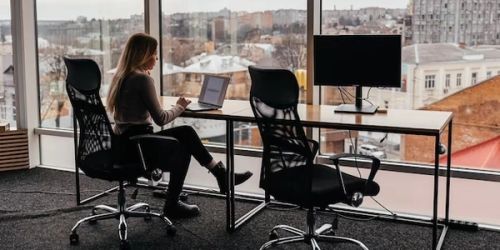 「下着の色は？」で学ぶ！PyTorch torch.Tensor.true_divide_ の使い方と注意点