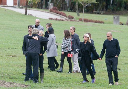 Xuxa Meneghel e familiares se despedem de Cirano Rojabaglia