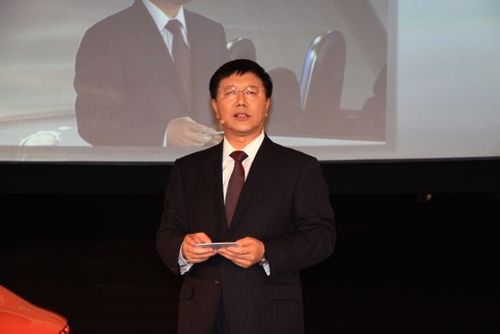 图为一汽大众奥迪销售事业部执行副总经理张晓军宣布新TT价格