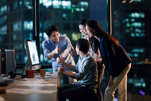 商务团队在办公室加班图片下载