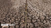 Colombia drought: Four-minute showers - a parched Bogota rations water