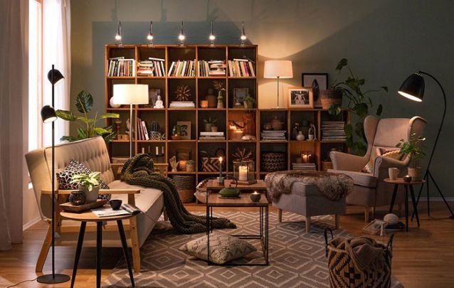 Aposte em uma estante para acomodar além de seus livros, objetos decorativos, e assim agregar valor estético para a sua sala de estar