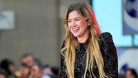 Kelly Clarkson Feuds With a Brooklyn Novelty Shop, and the Internet Piles On - The New York Times