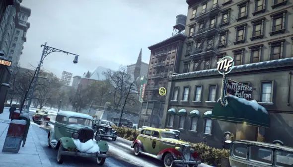 Mafia II: Definitive Edition, escena con nieve, coches cl", sicos y el edificio 'The Maltese Falcon'.