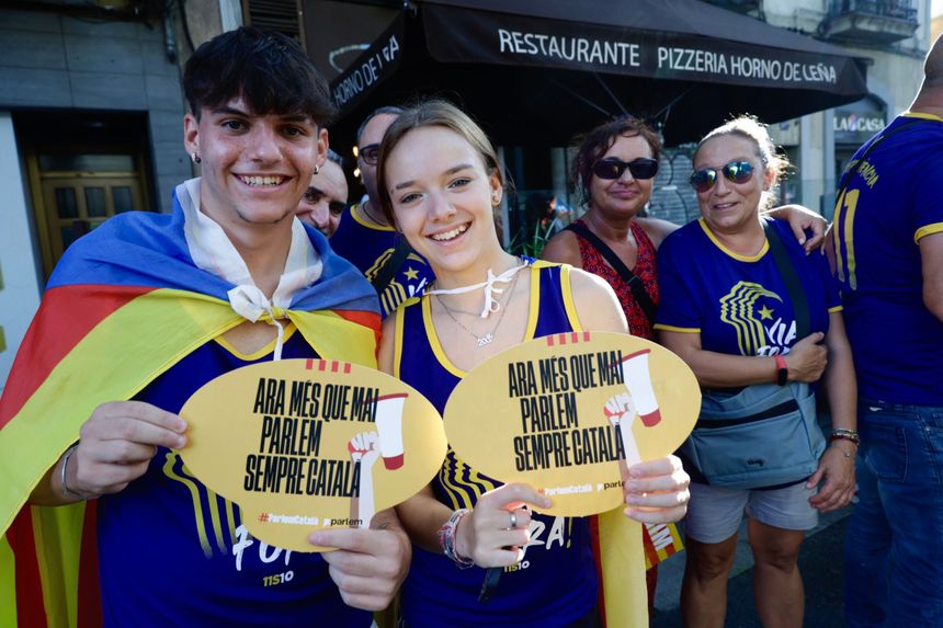 Dos joves amb pancartes en defensa del català a la manifestació de la Diada 2023 / Jordi Play