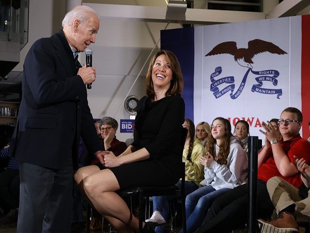 Poll: Cindy Axne's Iowa District Will Be Major Battleground in Midterms