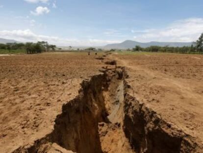 La raja en la tierra se debe a la existencia de una falla que atraviesa el este del continente