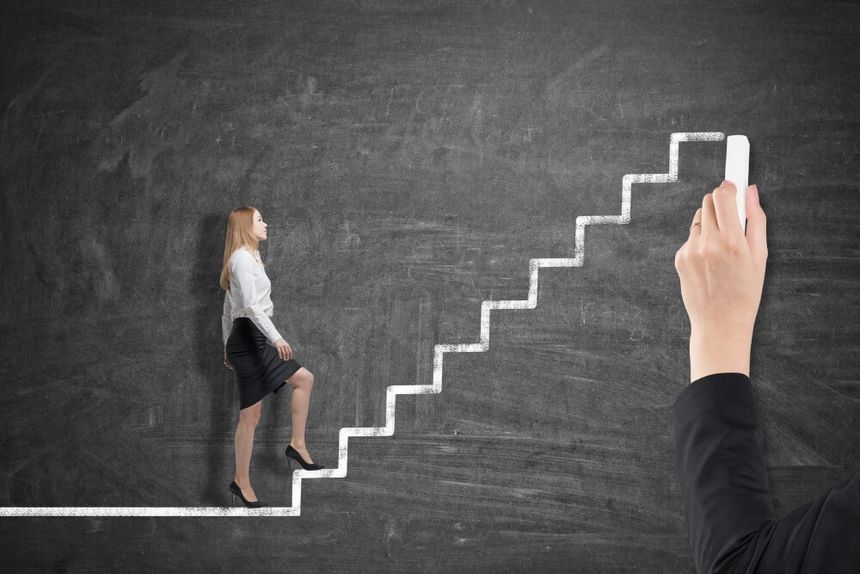 mujer ascendiendo para representar el principio de Peter