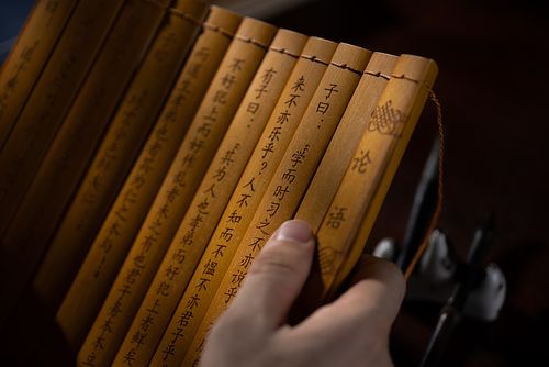 古代文人书房烛光下学习照片下载