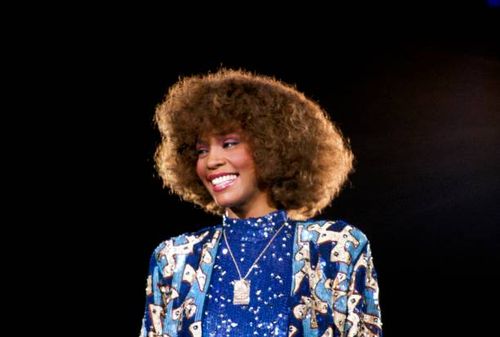  The Enduring Legacy of Whitney Houston: Voice, Vulnerability, and a Tragic End