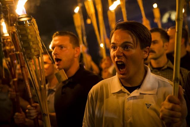 新纳粹和白人至上主义者在夏洛茨维尔高喊口号