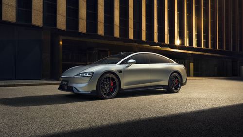 智界 新S7 侧视图，展示了其独特的设计造型