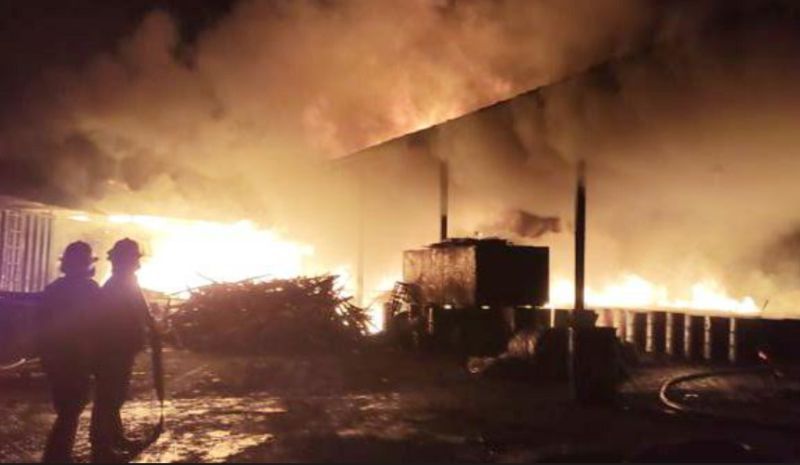https: img.okezone.com content 2021 10 06 519 2481845 gudang-penyimpanan-minyak-di-sidoarjo-ludes-terbakar-A0I12RhIRG.jpg