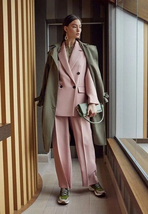 Millennial Pink suit Mauve Outfit, Stylish Work Attire, Цветовые Сочетания, Work Outfits Women, Professional Outfits, Work Attire, Business Casual Outfits, Outfits Casuales, Minimal Fashion