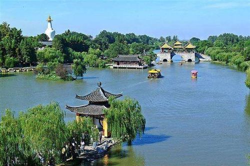 Tranquil boat ride through the gardens