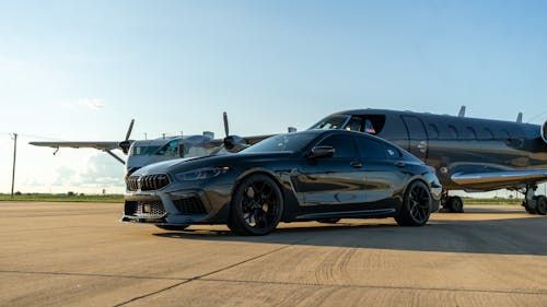 免费 机场停机坪上的豪华轿车和私人飞机 素材图片