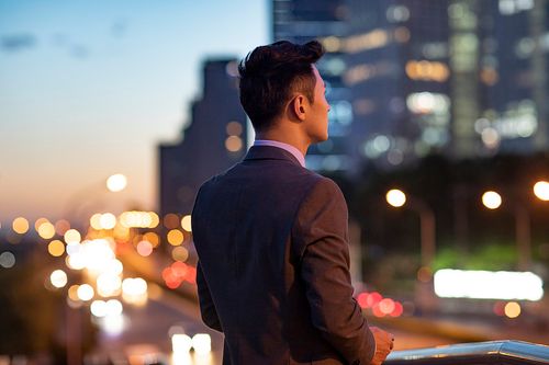 自信的年轻商务男士图片下载