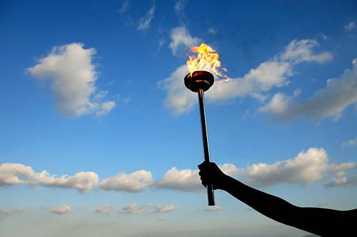 leadership torch - flaming torch stock pictures, royalty-free photos & images
