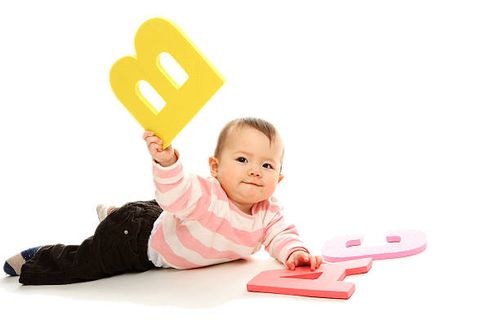 fille jouant avec l'alphabet. - big-alphabet-letters photos et images de collection