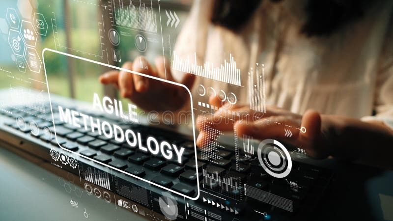 Escritura de mujer en el teclado con superposición de imágenes de metodología ágil y elementos de visualización de datos. Intelige fotos de archivo libres de regalías