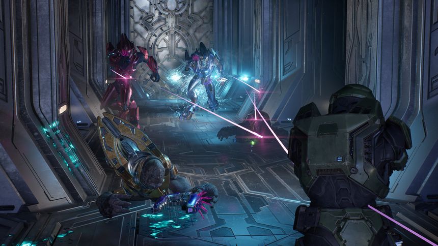El Jefe Maestro dispara a los combatientes Sangheili en un largo pasillo.