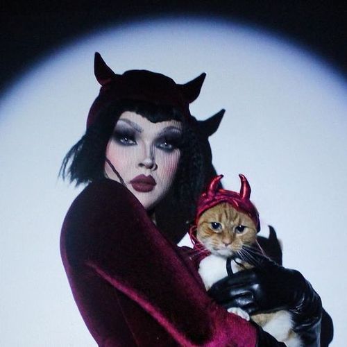 Halloween Inspo Bettie Page Costume, Vintage Devil Costume, Devil Costume Women, Cat Inspired Dress, Bettie Page Halloween, Pinup Halloween Costume, Horror Halloween Costumes, Devil Costume, Halloween Inspo