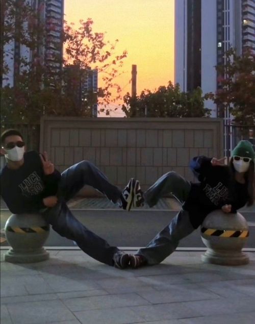 Hugging Reference Friends, Mischief Aesthetic, Alternative Instagram Pictures, Funny Pose Ideas Friends, Duo Pose Ideas Funny, Funny Poses To Recreate, Funny Photo Poses For 2 Friends, Dancing With Friends Aesthetic, Anime Pics To Recreate With Friends