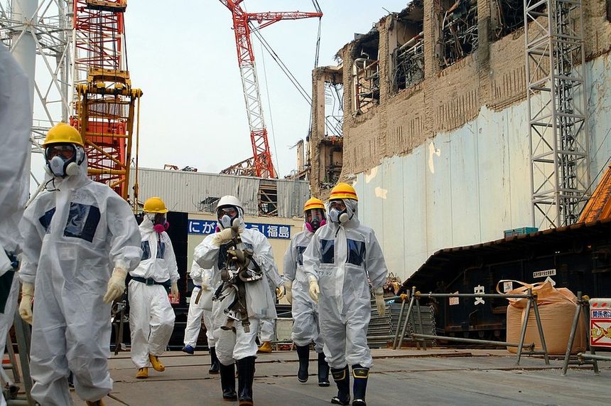 Danos severos: especialistas da AIEA inspecionam usina nuclear de Fukushima, em 2013. — Foto: WikimediaCommons