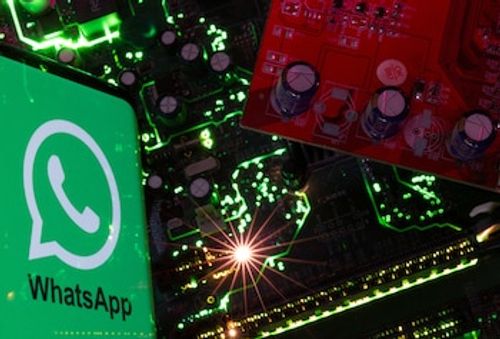 El rábano, el árbol sin hojas y la huella dactilar destacan entre los nuevos emojis de WhatsApp. (REUTERS/Dado Ruvic/Illustration/File Photo)