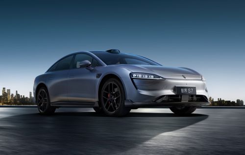 智界 新S7 侧视图，展示了其高级曲面设计